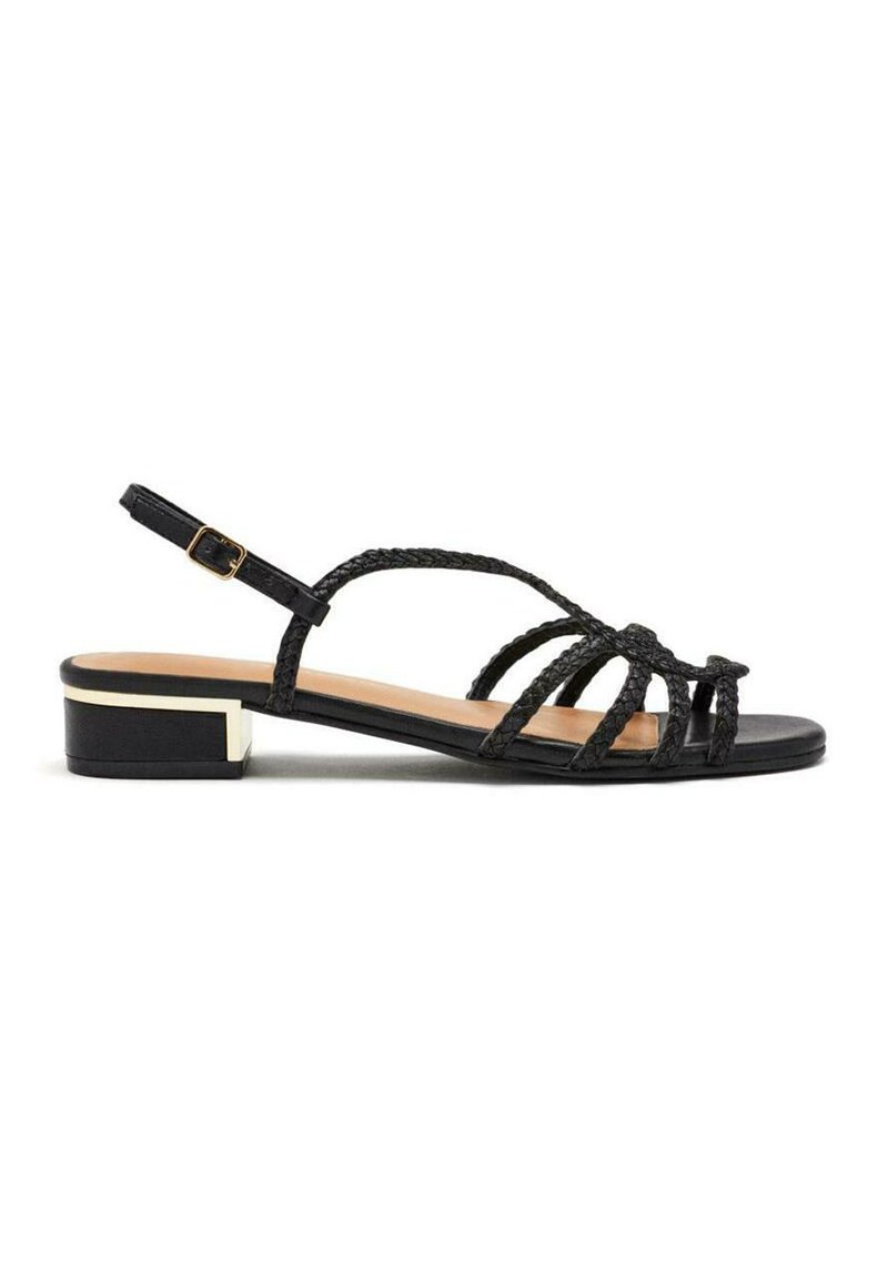 Sandalias de tacón negras con tiras trenzadas, parte superior lisa y un tacón bajo tipo bloque con un acento metálico.