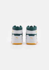 Wysokie sneakersy z białą skórzaną podstawą, tealowymi akcentami i żółtą podeszwą. Posiadają wyściełany kołnierz i logo z tyłu.