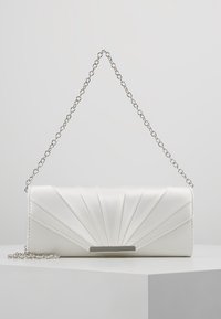 Pochette blanche avec un design plissé, accents métalliques et une chaîne argentée. Texture lisse avec une forme rectangulaire.