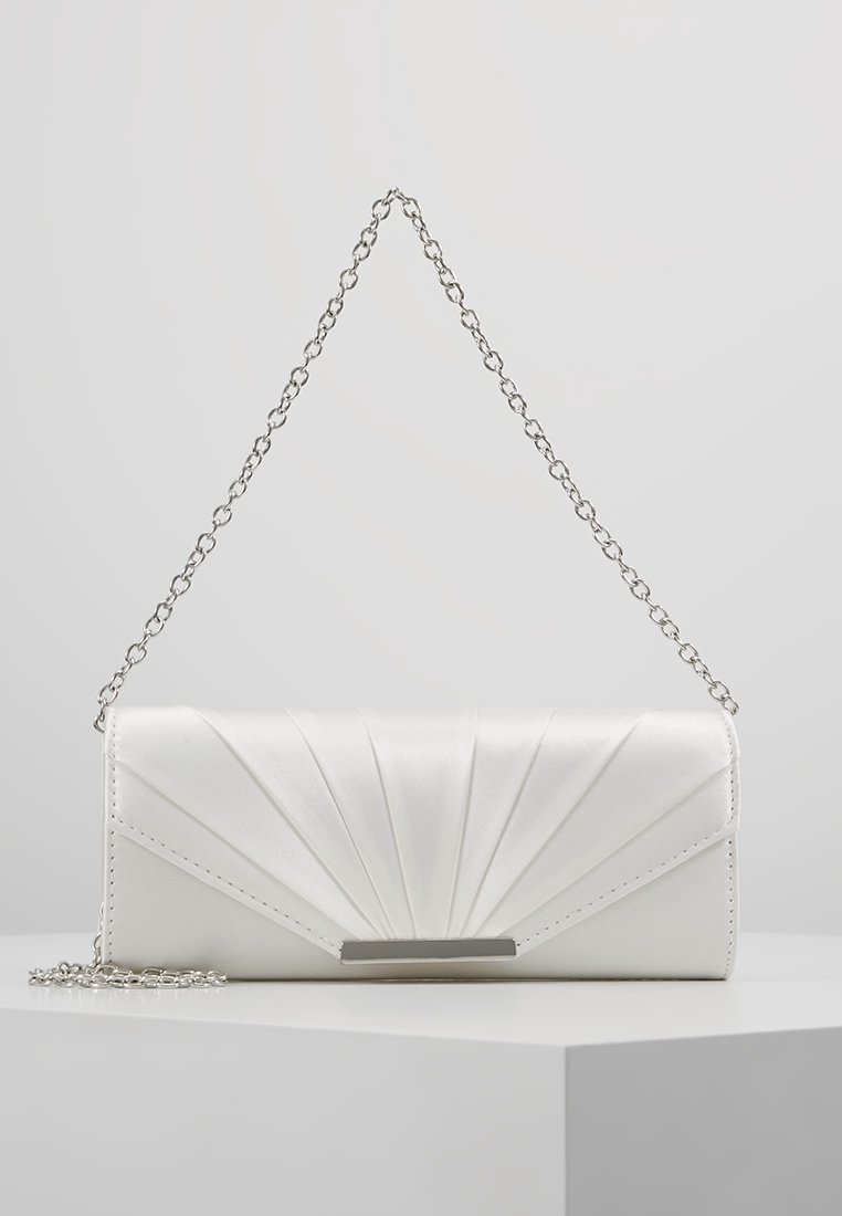 Pochette blanche avec un design plissé, accents métalliques et une chaîne argentée. Texture lisse avec une forme rectangulaire.