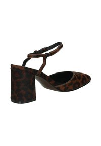 Scarpa con tacco alto in stampa leopardata, con punta appuntita, strap incrociato e tacco largo. Realizzata in tessuto testurizzato nei toni del marrone e del nero.