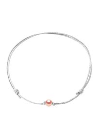 Collier en argent avec un design fin et tressé, arborant une seule perle rose clair au centre, maintenue par des accents noués.