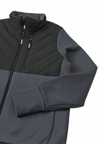Giacca in pile grigia e nera con zip, sezione superiore trapuntata, due tasche frontali e polsini elasticizzati. Texture liscia con un design sportivo.