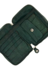 Portafoglio in pelle verde con chiusura a cerniera, dotato di molteplici fessure per carte e un vano porta monete. Materiale testurizzato con cuciture a contrasto.
