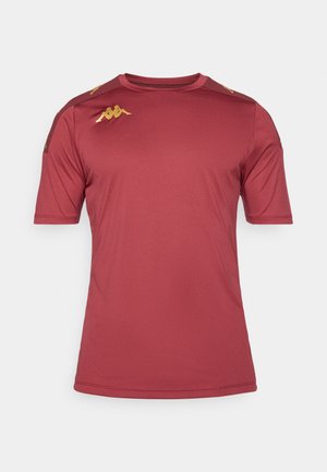 Bordeaux sports t-shirt lavet af svedtransporterende stof, med korte ærmer, rund hals og gyldne logoakcenter på skuldrene.