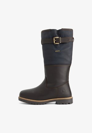 Donkerbruin en marineblauwe kniehoge leren laars met een zijgesp en stevige, gegroefde zool, ontworpen voor buitengebruik.