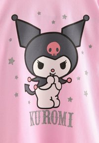 Cartoonfiguur met zwarte puntige oren, een roze schedel op het hoofd, gevouwen handen, een duivelsstaart, omringd door zilveren sterren, en de tekst "KUROMI" daaronder.