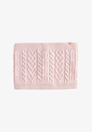 Roze gebreide halswarmer met kabel- en hartpatronen, geribbelde randen en een kleine decoratieve knop in de rechterbovenhoek.