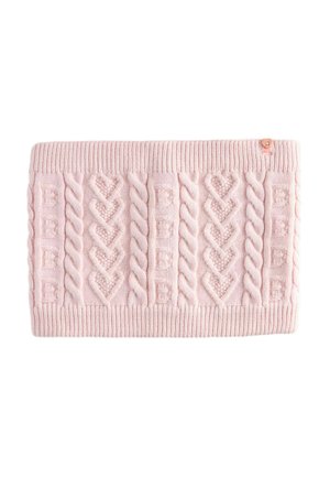 Lyserød strikket halsvarmer med kabel- og hjerte-mønstre, ribbede kanter og en lille dekorativ knap i øverste højre hjørne.