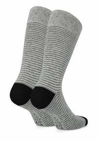 Szare i czarne skarpetki w paski z prążkowanym mankietem, jednolitym czarnym palcem i piętą oraz subtelnym logo na podeszwie. Miękka, teksturowana tkanina.