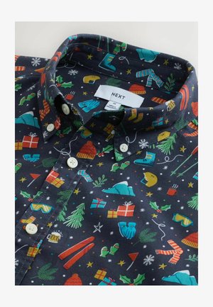 Marineblaue Hemd mit festlichen Mustern, das Geschenke, Winterartikel und Bäume in lebhaften Farben zeigt. Aus weichem Stoff gefertigt, mit sichtbarem Markenlabel.