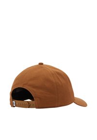 Gorra de béisbol de algodón marrón con una forma estructurada, visera plana y correa ajustable en la parte posterior. Detalle de costura visible en la parte superior.
