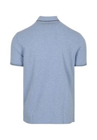 lichtblauw poloshirt met een textuurstof, korte mouwen, een kraag en donkere gestreepte accenten op de kraag en de mouwranden.