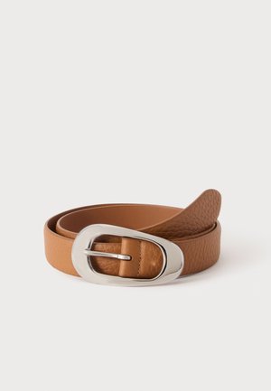Ceinture en cuir brun texturé roulée avec une boucle ovale argentée brillante sur un fond uni clair.
