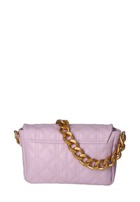 Borsa a tracolla in pelle rosa trapuntata con catena dorata. Caratterizzata da una chiusura a patta e un motivo testurizzato. Forma rettangolare compatta.