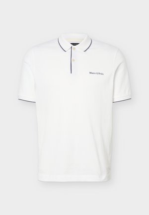 Polo bianca a maniche corte con due bottoni, rifiniture nere su colletto e maniche, e logo "Marc O'Polo" sul lato sinistro del petto.