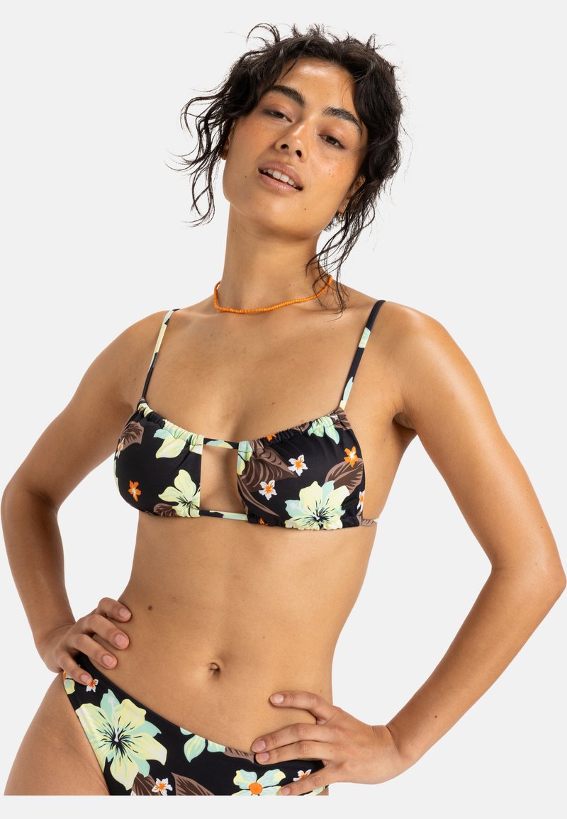 Zwarte bloemenbikini met lichtgroene bloemen, verstelbare dunne straps en een uitgesneden voorkant. Gemaakt van rekbaar materiaal voor comfort.