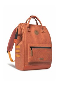 Sac à dos en simili cuir marron avec une forme structurée, poche zippée à l'avant, patch logo et bretelle rembourrée en orange contrasté.