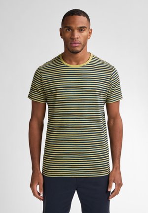 Tricou cu dungi în verde, galben și bleu marin. Mâneci scurte, guler rotund, material din bumbac și dungi orizontale uniforme.