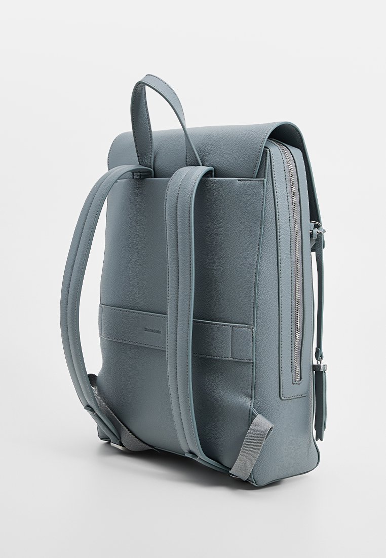 Grauer Leder-Rucksack mit minimalistischem Design, verstellbaren Trägern, einer vorderen Reißverschlusstasche und einer strukturierten Oberfläche.