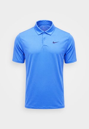Polo Nike Dri-FIT bleu clair à manches courtes avec col et patte de boutonnage à deux boutons, avec un logo Nike swoosh foncé sur la poitrine.