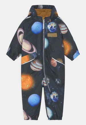 Vattentät snowsuit med rymdtema, med stora tryckta planeter och stjärnor. Mörk bakgrund med färgglada accenter och en fleecefodrad huva.