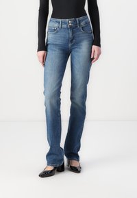 Jeans denim w średnim niebieskim kolorze o prostym kroju nogawki, z dwoma przednimi kieszeniami, z zapięciem na guzik i delikatnym wyblaknięciem na udach.