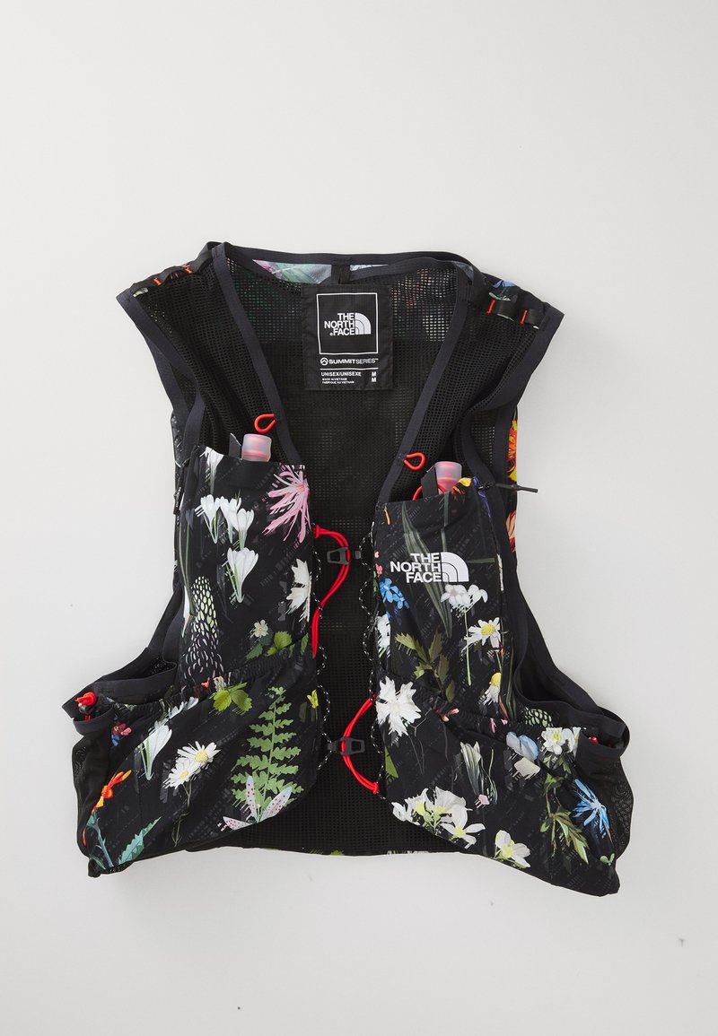 Svart mesh löparväst med färgglad blommönstring, framfickor för vattenflaskor och The North Face-logotyp på bröstet och fickan.