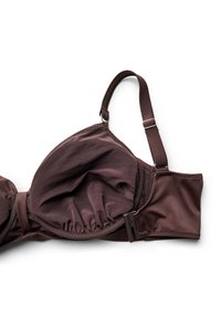 Smeđi grudnjak s podstavom, podesivim naramenicama i kopčom na leđima, položen ravno na bijeloj pozadini.