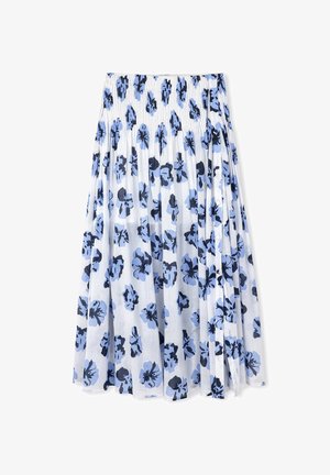 Een geplooide rok gemaakt van lichtgewicht stof, met een witte achtergrond en blauwe bloemenpatronen met donkere accenten.