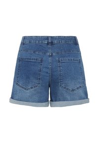 Achteraanzicht van blauwe spijkershorts met opgerolde zoom en twee achterzakken zonder klep op een effen achtergrond.