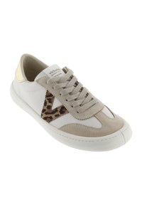 Sneaker bianco con dettagli in suede beige e design a stampa leopardata. Presenta lacci grigi, una suola testurizzata e un dettaglio in oro sul tallone.