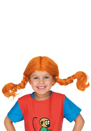 Orange fletning paryk med to hestehaler. Barn iført en rød forklæde over en blå t-shirt med et tegneserie-abe. Frøken synlig i ansigtet.