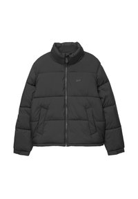 Veste matelassée noire avec col montant, fermeture éclair frontale, deux poches latérales et un logo discrètement cousu sur la poitrine.