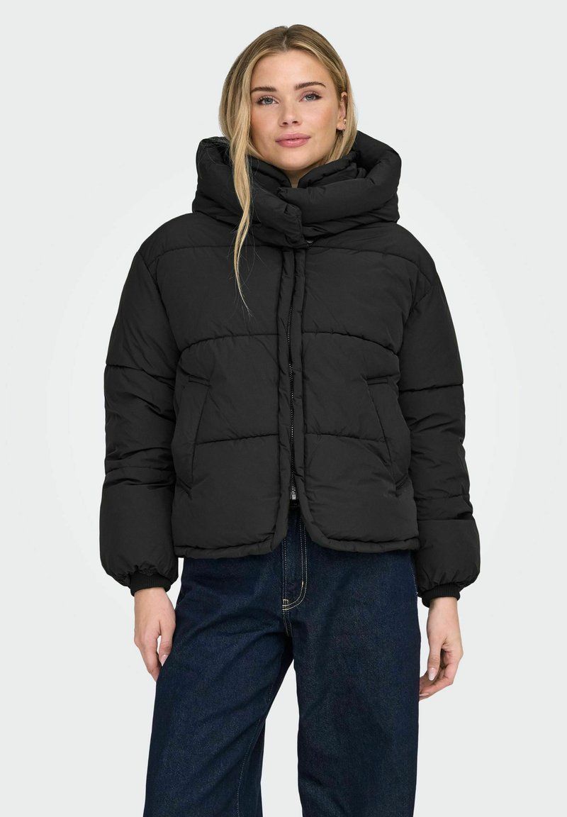 Sort dunjakke med høj krave, quiltet design og elastiske ærmegab. Har to forlommer og en kort pasform.