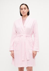 Rosa stripete badekåpe laget av mykt stoff, med lange ermer, knyttet belte og to frontlommer. Brodert logo på brystet.