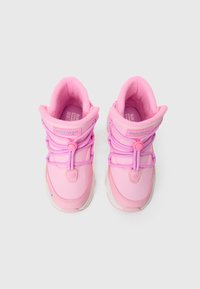 Sapatilhas de desporto rosa com interior almofadado, cordões elásticos e etiqueta com logótipo; feitas de material sintético liso; design de cano alto.