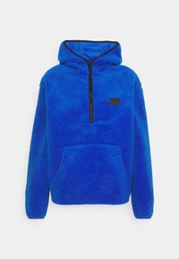 Sudadera con capucha de forro polar azul con cuello de media cremallera y herrajes negros, con bolsillo frontal tipo bolsa y tejido texturizado y suave.