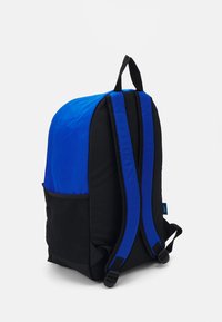 Mochila com uma parte superior azul e base preta, com alças de ombro acolchoadas, bolso lateral em malha e gancho para pendurar.