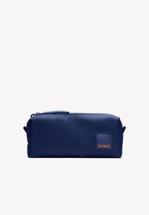 Rektangulær marineblå lynlåspung med lille orange SWIMS-logo på forsiden, designet til opbevaring af små personlige ting.