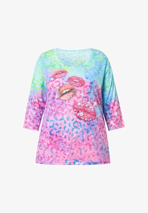 Camisa de manga larga colorida con estampado de leopardo azul, verde y rosa, y cuatro motivos de labios adornados en la parte delantera, incluyendo rhinestones y lentejuelas.