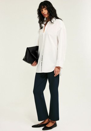 - Spodnie materiałowe