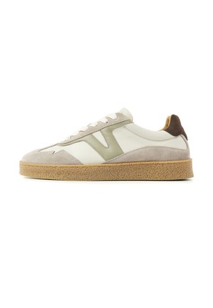 Witte en beige suède sneaker met een gumzool, beige veters, groene zijstreep en donkerbruine hielkap, gezien vanaf de buitenkant.