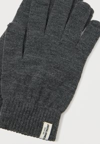 Πλεκτά γκρίζα γάντια από μαλακό ύφασμα με ρίγες στις μανσέτες. Διαθέτουν ετικέτα κοντά στον καρπό που υποδηλώνει την επωνυμία και το λογότυπο.