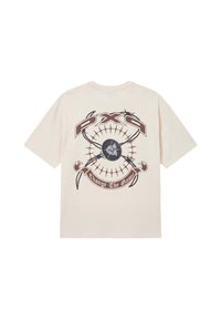 T-shirt beige avec un grand motif au dos représentant des battes de baseball croisées, du fil barbelé et le texte indiquant "PXS" et "Change The Game."