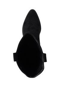 Botín de ante negro hasta el tobillo con punta afilada, textura suave, lengüeta en el talón y sutil detalle de costura en la parte superior.