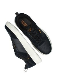 Marineblaue Sportsneaker mit Wildleder- und Mesh-Strukturen, weißer Gummisohle, perforierter Zehenpartie und gelben Akzenten an den Seiten.