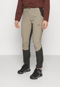 Ljust khaki och mörkgrå vandringsbyxor med en figursydd design, knappstängning, sidofickor och kontrasterande paneler på benen.