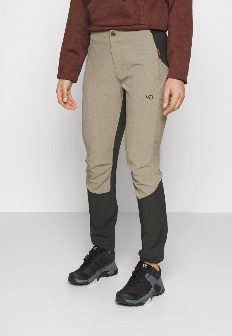 Ljust khaki och mörkgrå vandringsbyxor med en figursydd design, knappstängning, sidofickor och kontrasterande paneler på benen.