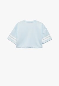 Lysblå cropped t-shirt med korte ærmer og hvide stribe detaljer. Fremstillet af struktureret stof, har den en rund hals og en afslappet pasform.